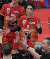 開幕戦に勝利し、笑顔のサントリー・高橋塁（撮影・金居みつよし）