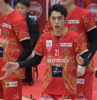 開幕戦に勝利し、笑顔のサントリー・高橋塁（撮影・金居みつよし）