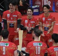 開幕戦に勝利し、笑顔のサントリー・高橋塁（後列中央）＝撮影・金居みつよし