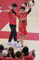 開幕戦に勝利し、観客席に手を振るサントリー・高橋塁（撮影・金居みつよし）