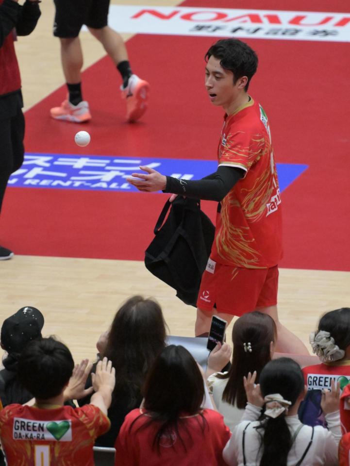 開幕戦に勝利し、試合後サインボールを観客席に投げ入れるサントリー・高橋塁（後列中央）＝撮影・金居みつよし