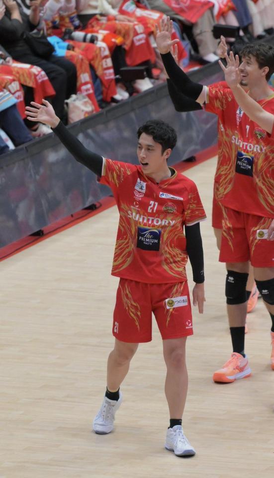 開幕戦に勝利し、観客席に手を振るサントリー・高橋塁（撮影・金居みつよし）