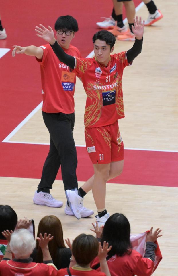 開幕戦に勝利し、観客席に手を振るサントリー・高橋塁（撮影・金居みつよし）