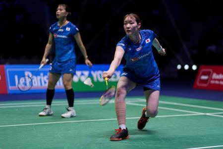 　バドミントンのフランス・オープン準決勝でインドネシアのペアに勝利した福島由紀（奥）と松本麻佑のペア＝２４日、パリ郊外（ゲッティ＝共同）
