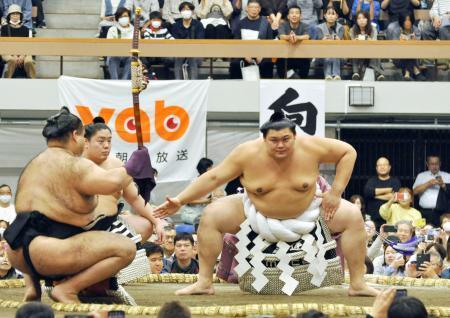 　秋巡業最終日、横綱土俵入りを披露する大の里＝２５日、山口県宇部市