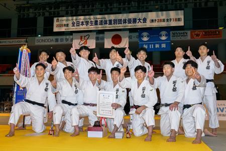 　男子で優勝し笑顔でポーズをとる国士舘大の選手たち＝ベイコム総合体育館