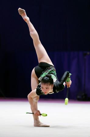 　決勝後半でクラブの演技をする鈴木菜巴＝東京体育館