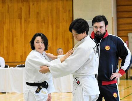 ウルフアロン（右）は、自身の柔道教室のゲスト講師・出口クリスタ（左）の指導を熱心に見入る
