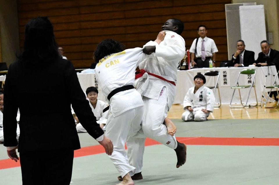“引退試合”で巨体の男子中学生を大内刈りで投げる出口クリスタさん（左）