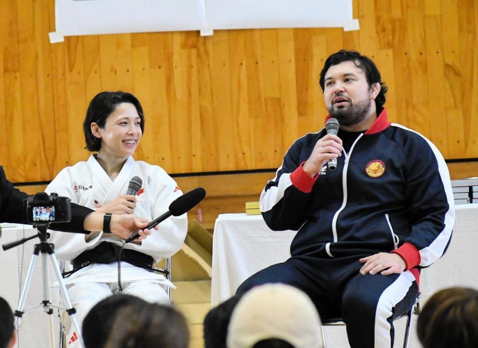 少年向けの柔道教室でトークショーを行った出口クリスタ（左）とウルフアロン