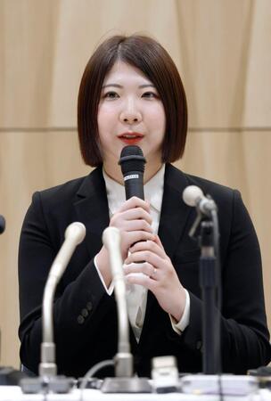 記者会見する西山朋佳白玲