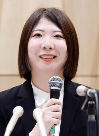記者会見する西山朋佳白玲＝26日午前、東京都渋谷区の将棋会館