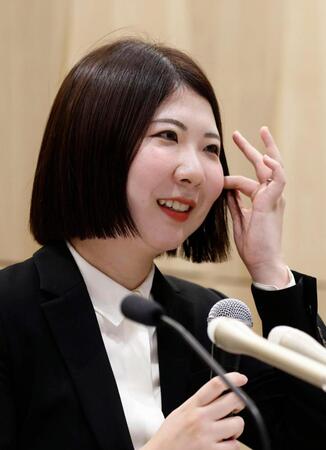 記者会見する西山朋佳白玲＝26日午前、東京都渋谷区の将棋会館