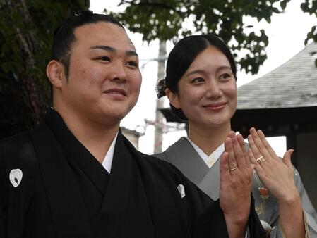 結婚指輪を披露する炎鵬（左）と妻の美希さん　
