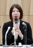 記者会見する西山朋佳白玲