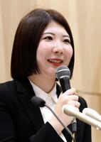 記者会見する西山朋佳白玲＝26日午前、東京都渋谷区の将棋会館