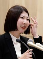 記者会見する西山朋佳白玲＝26日午前、東京都渋谷区の将棋会館