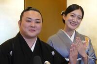 結婚指輪を披露する炎鵬（左）と妻の美希さん