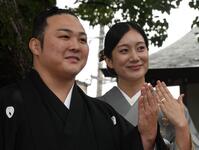 結婚指輪を披露する炎鵬（左）と妻の美希さん　