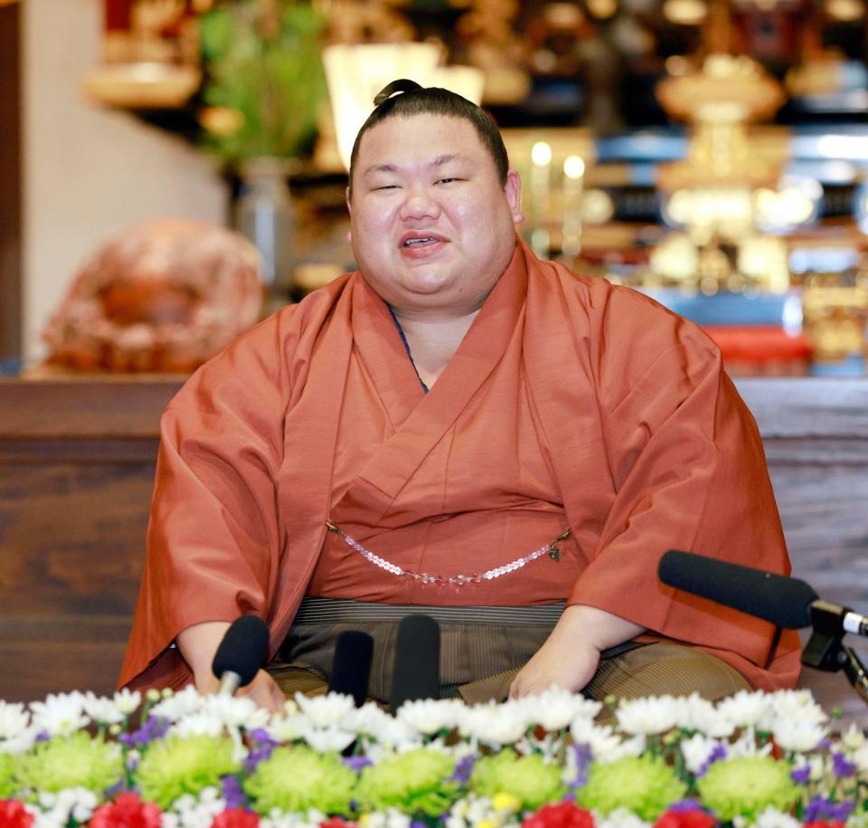 沖縄県出身で初めて三役に昇進し、記者会見で質問に答える美ノ海＝26日、佐賀県基山町の木瀬部屋宿舎