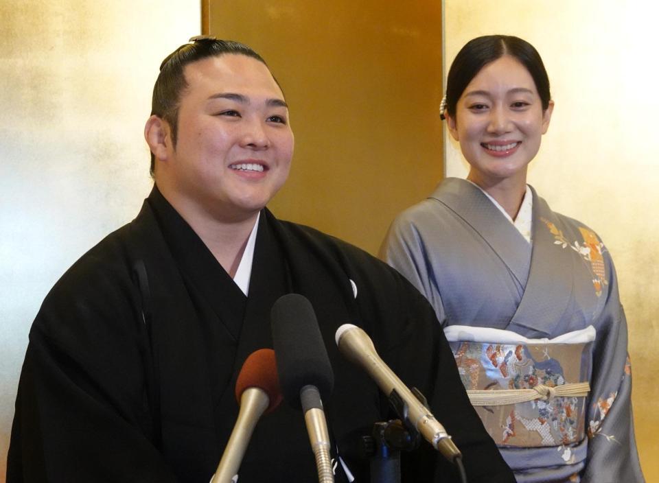 笑顔でお互いの印象などを語る炎鵬（左）と妻の美希さん