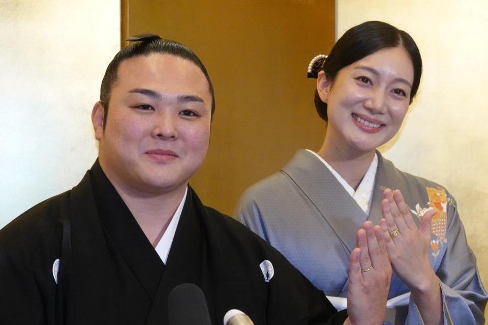 結婚指輪を披露する炎鵬（左）と妻の美希さん