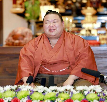 　沖縄県出身で初めて三役に昇進し、会見する美ノ海