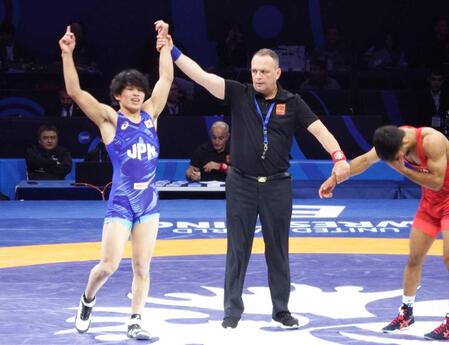　優勝を決め勝ち名乗りを受ける五味虹登（左）＝共同