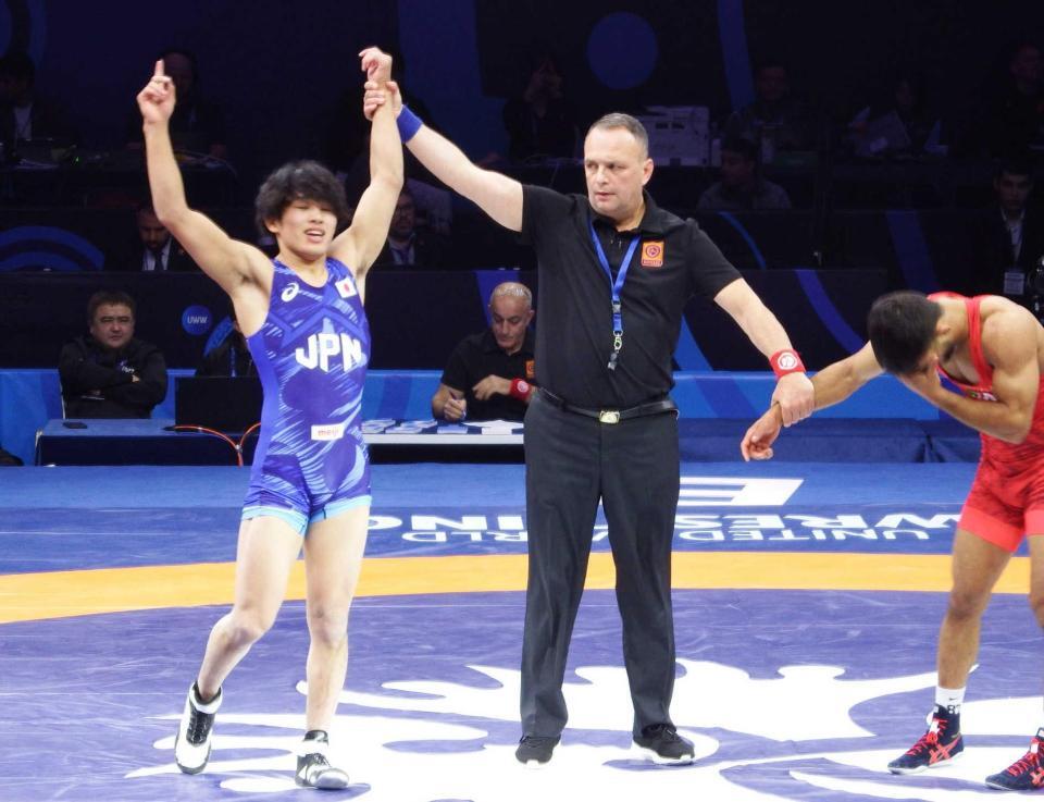 　優勝を決め勝ち名乗りを受ける五味虹登（左）＝共同