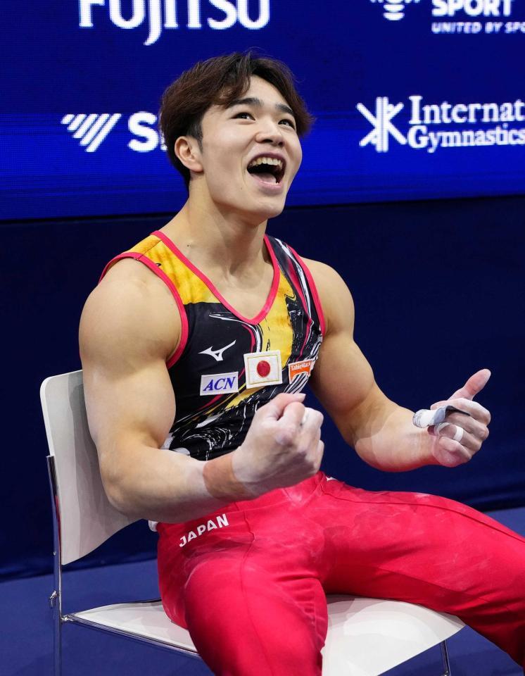 　決勝の得点を確認し、笑顔の岡慎之助（共同）