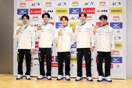 体操の世界選手権から帰国した男子代表の（左から）前田、橋本、岡、川上、土井