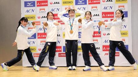 体操世界選手権から帰国した女子代表の（左から）西山、岸、杉原、中村、岡村