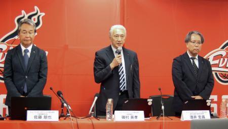 　記者会見するバスケットボールＢプレミア大阪の磯村英孝代表取締役（中央）ら＝２８日、大阪市