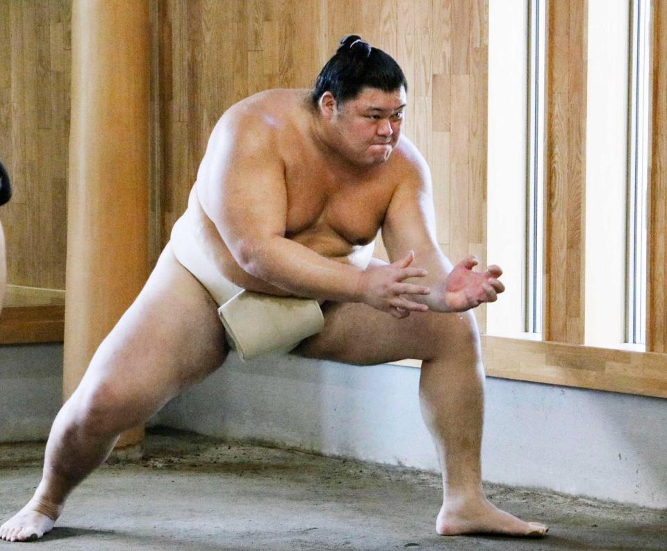 　すり足で汗を流す横綱大の里