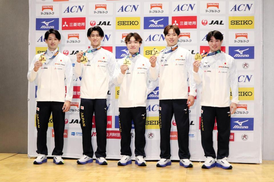 体操の世界選手権から帰国した男子代表の（左から）前田、橋本、岡、川上、土井