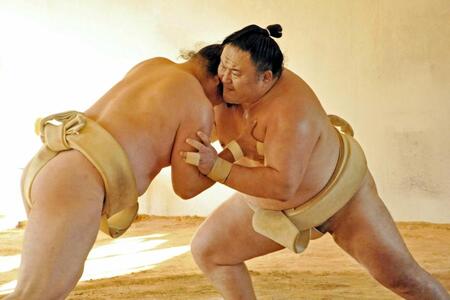 　ぶつかり稽古で胸を出す玉鷲