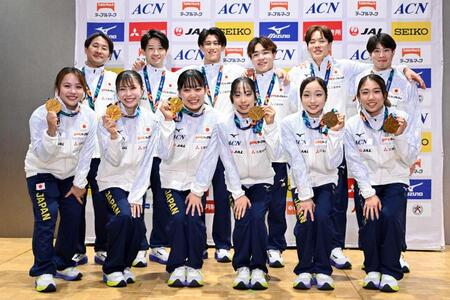 　記者会見で写真に納まる体操世界選手権の男女日本代表