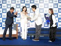 婚約祝の花束とケーキをエアウィーヴ高岡本州会長兼社長（左）とブランドアンバサダーの浅田真央さんからプレゼントされる木原龍一と三浦璃来（撮影・持木克友）