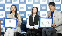 今年の漢字を発表する（左から）浅田真央は「導」三浦璃来は「信」木原龍一は「金」＝ホテルニューオータニ（撮影・持木克友）