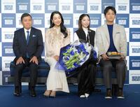 婚約祝の花束とケーキをプレゼントされ写真に納まる（左から）株式会社エアウィーヴ高岡本州会長兼社長、浅田真央さん、三浦璃来，木原龍一（撮影・持木克友）