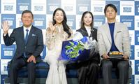 婚約祝の花束とケーキをプレゼントされ写真に納まる（左から）株式会社エアウィーヴ高岡本州会長兼社長、浅田真央さん、三浦璃来，木原龍一（撮影・持木克友）
