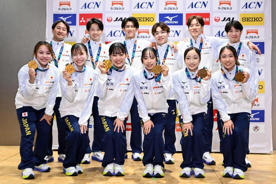 　記者会見で写真に納まる体操世界選手権の男女日本代表