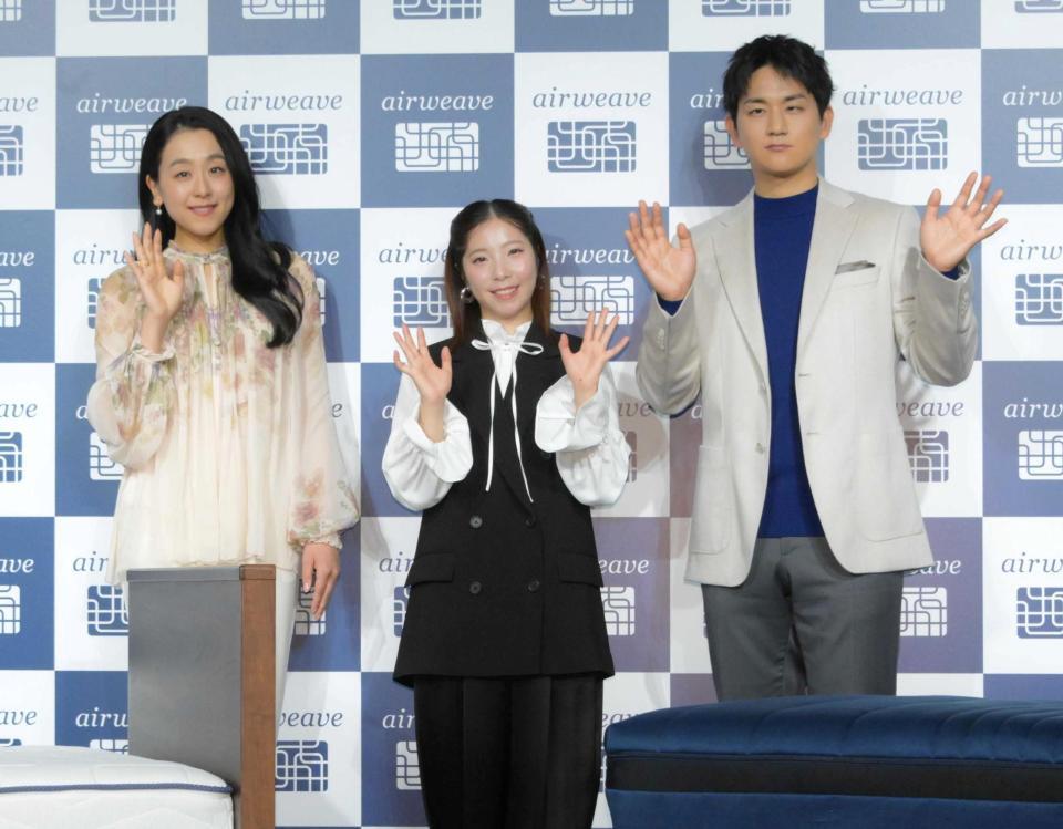 エアウィーヴの新商品発表会に登壇した（左から）ブランドアンバサダーの浅田真央さん、プロスケーターの三浦璃来と木原龍一（撮影・持木克友）