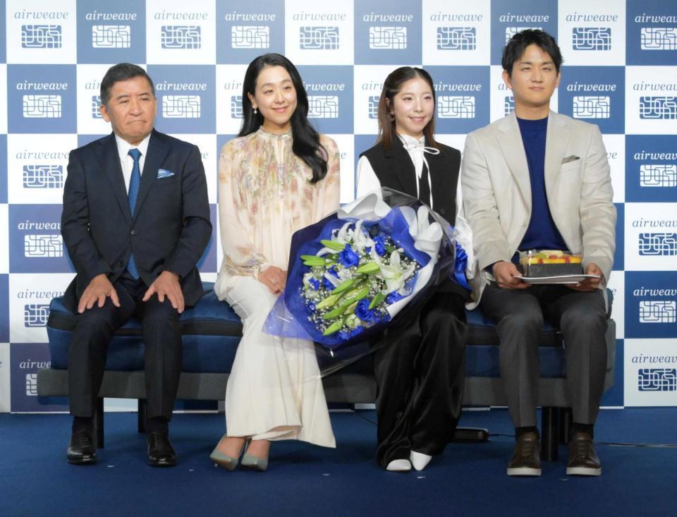 婚約祝の花束とケーキをプレゼントされ写真に納まる（左から）株式会社エアウィーヴ高岡本州会長兼社長、浅田真央さん、三浦璃来，木原龍一（撮影・持木克友）