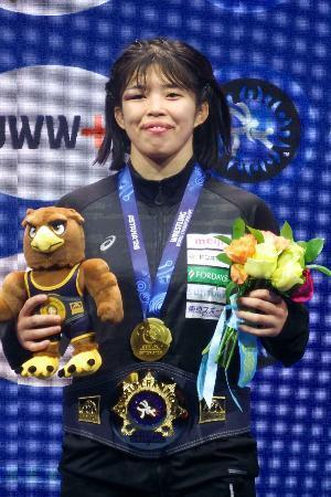 　女子５３キロ級で優勝し、笑顔を見せる清岡もえ＝アスタナ（共同）