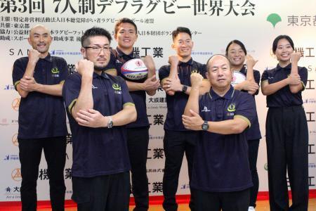 　写真撮影に応じる日野敦博さん（前列左）と岸野楓（後列左から２人目）ら＝９月、東京都新宿区