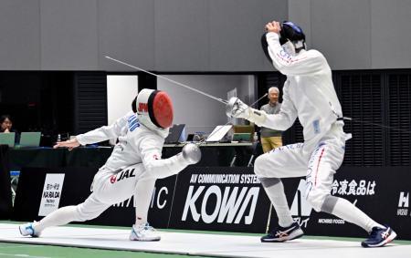 　男子エペ決勝　古俣聖（右）を攻める加納虹輝＝駒沢体育館
