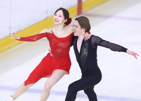 演技する本田真凜、宇野昌磨組＝ＡＬＳＯＫぐんまアイスアリーナ（撮影・石井剣太郎）