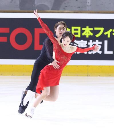 演技する本田真凜、宇野昌磨組＝ＡＬＳＯＫぐんまアイスアリーナ（撮影・石井剣太郎）