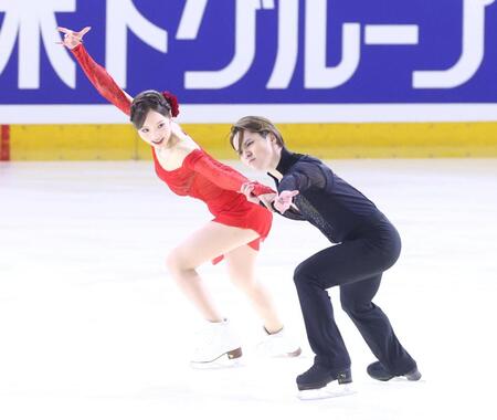 演技する本田真凜、宇野昌磨組（撮影・石井剣太郎）